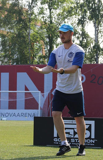 Футболист Евгений Серенков