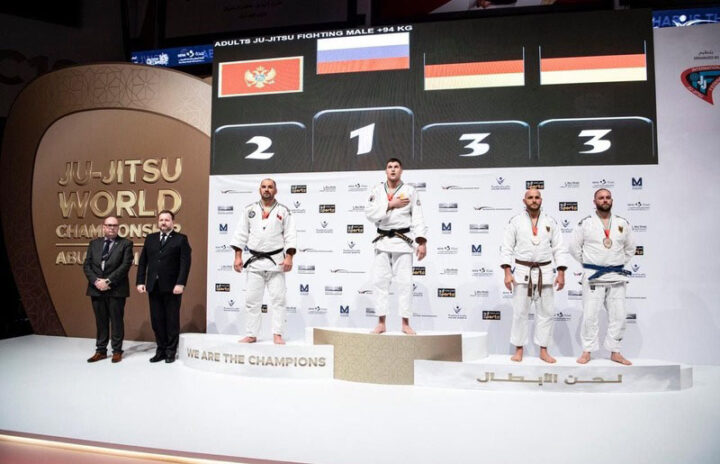 Артем Петрухин на пьедестале чемпионата мира