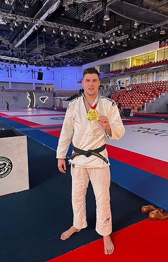 Артем Петрухин с чемпионской медалью