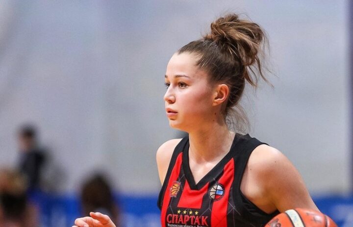 Баскетболистка Аделина Абайбурова