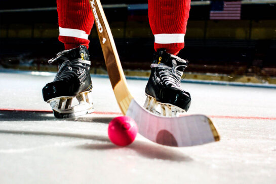 Хоккей с мячом на льду: история и базовые правила игры