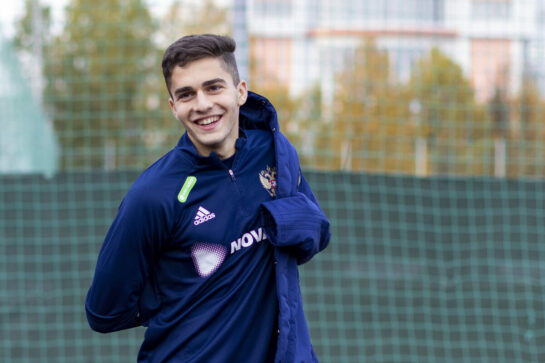 Сборная России сыграет с Беларусью без Арсена Захаряна