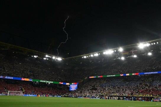 Судья Николаев похвалил Оливера за приостановку матча Германия — Дания из-за грозы