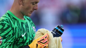 Экс-арбитр заявил, что Пикфорд легитимно пользовался шпаргалкой в серии пенальти