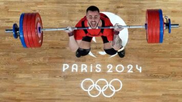 Болгарский тяжелоатлет Насар выиграл золото ОИ-2024 с двумя мировыми рекордами