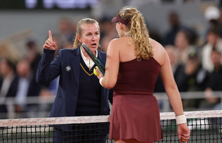 Андреева спорит с судьей