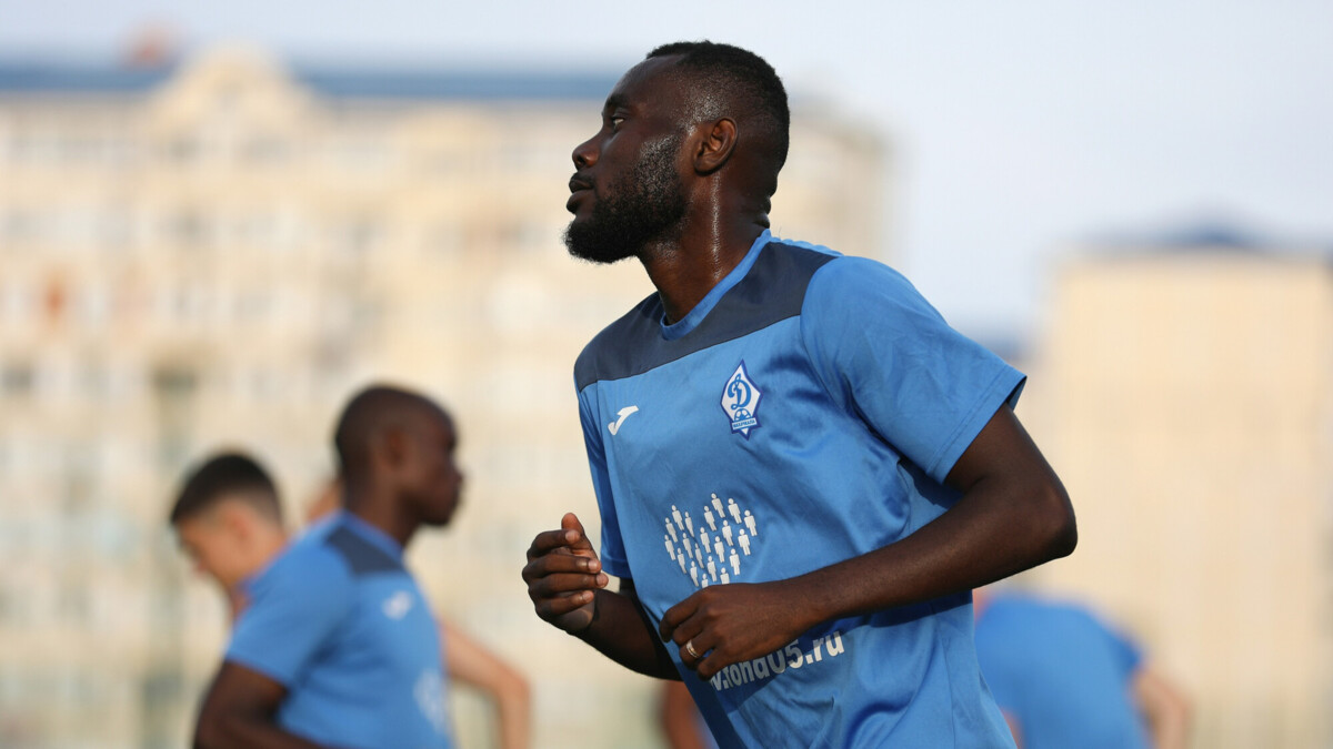 «Динамо» рассталось с арендованным у «Сочи» полузащитником Ангбаном