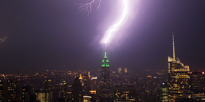 Молния бьет в Эмпайр-стейт-билдинг
