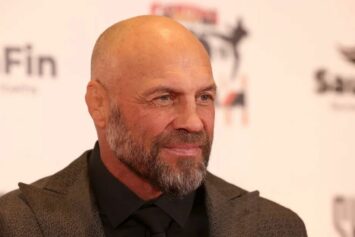 Легенда UFC Рэнди Кутюр пострадал в жесткой аварии во время подготовки к гонкам