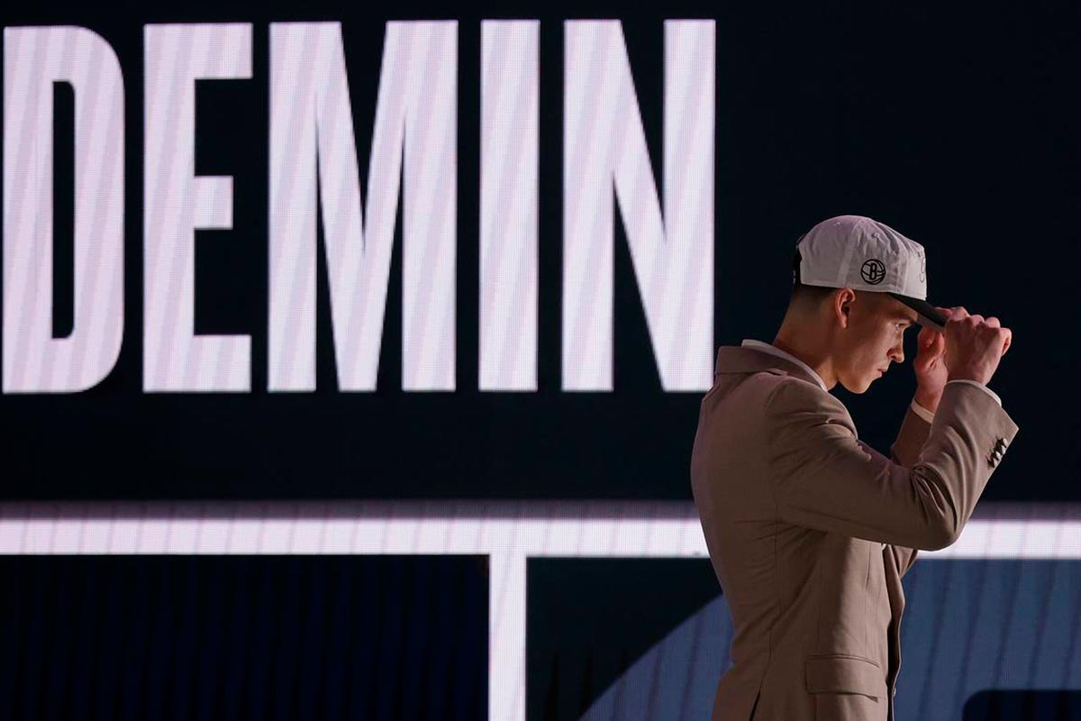 Егор Колумбович Демин сходит на берег. Начинается сезон НБА — первый за 7 лет с российскими игроками