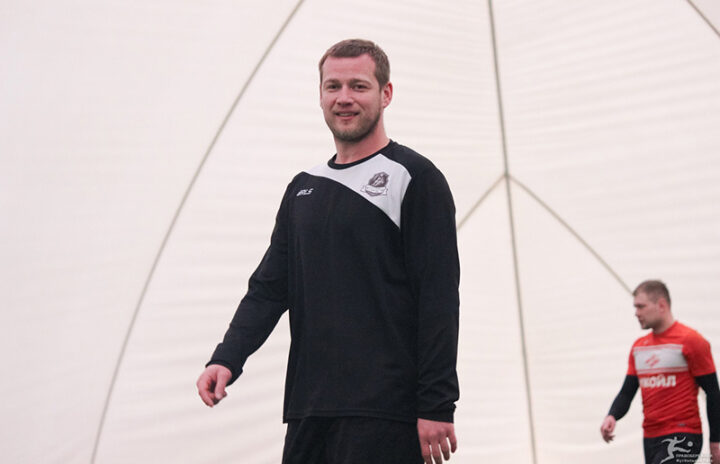 Николай Переверзев играет в футбол