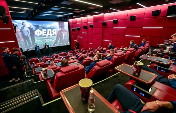 Сборная России по футболу смотрит фильм о Черенкове