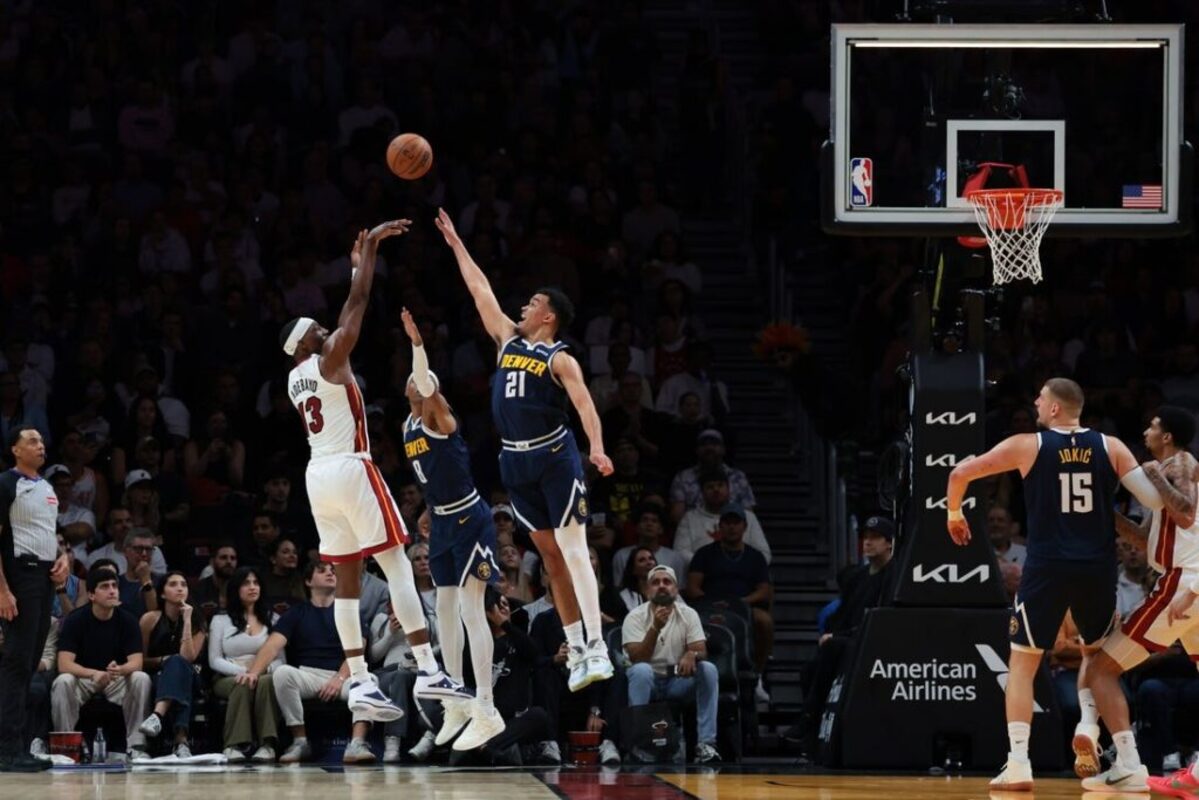 «Хит» переиграли «Наггетс» в матче НБА, Йокич провел на паркете 19 минут