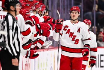 «Каролина» разгромила «Эдмонтон» на выезде, Подколзин забросил шайбу