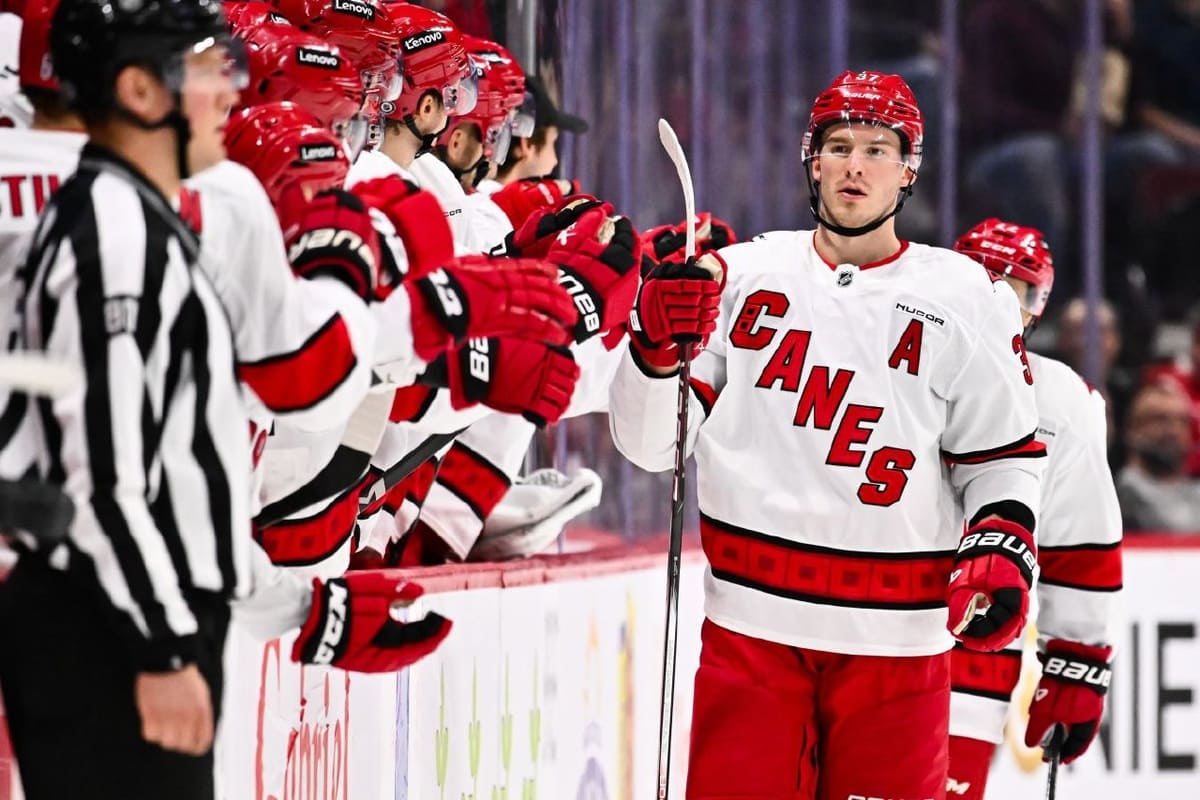 «Каролина» разгромила «Эдмонтон» на выезде, Подколзин забросил шайбу