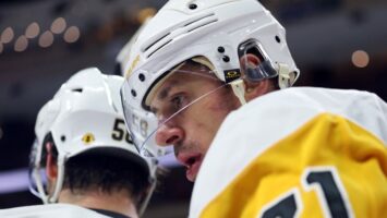 Российский форвард «Питтсбурга» Евгений Малкин пропустит пять матчей из-за удара клюшкой