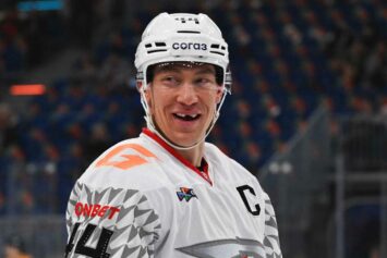 Тренер Назаров поздравил защитника «Авангарда» Шарипзянова с рекордом КХЛ