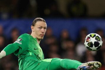 Французские СМИ предупредили Сафонова о конкуренции с Шевалье