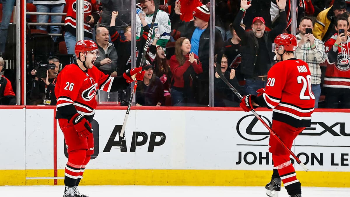 «Каролина» вырвала победу у «Питтсбурга» в овертайме благодаря шайбе Уокера