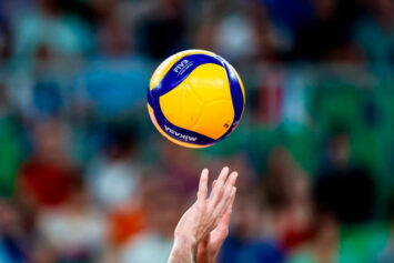 Верхняя передача мяча в волейболе: техника и особенности приема