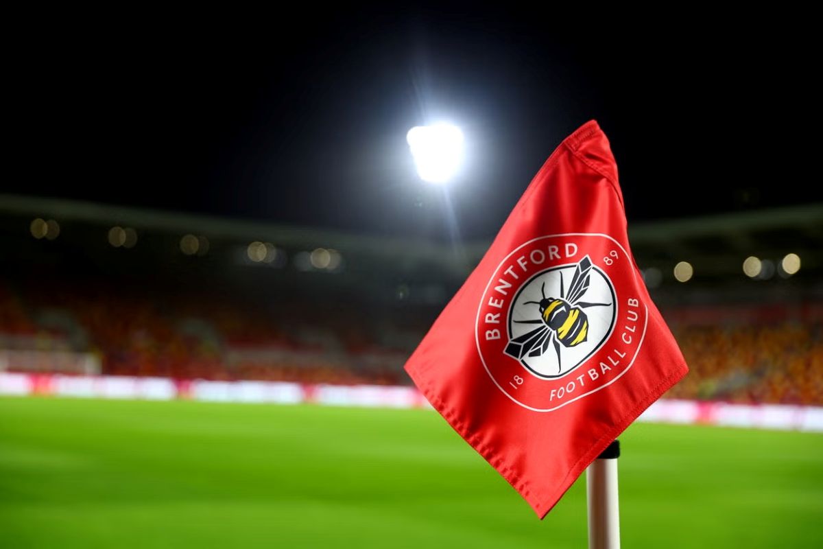 Два игрока «Брентфорда» получили ранения при попытке пресечь нападение на фаната клуба