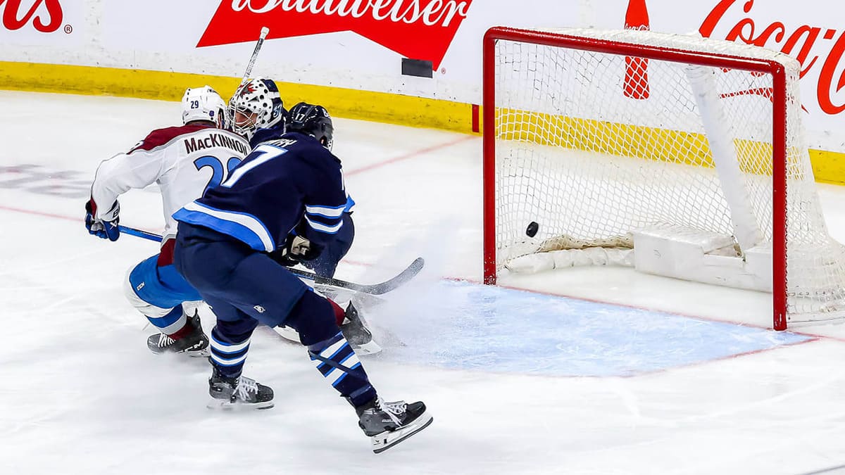 Маккиннон оформил дубль за четыре минуты и принес «Колорадо» победу над «Виннипегом»