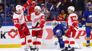 «Детройт» обыграл «Баффало» со счетом 5:2 и сократил отставание от зоны плей-офф до одного очка