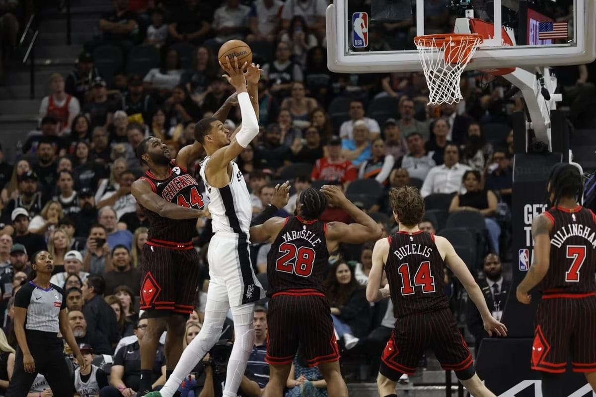 «Сан-Антонио» разгромил «Чикаго» благодаря дабл-даблу Вембаньямы