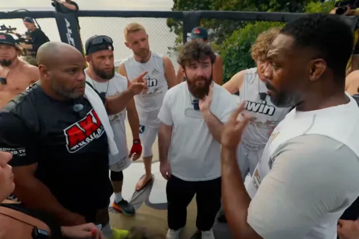 Кормье и Джонс