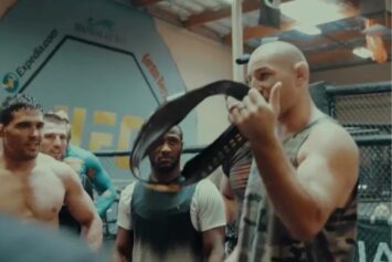 Стрикленд привез пояс UFC в Xtreme Couture и обратился к команде