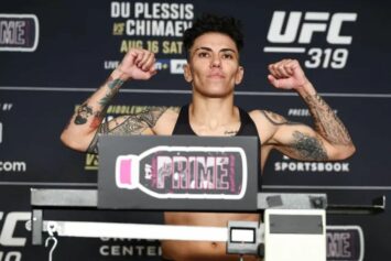 Экс-чемпионка UFC Андради нашла подработку во время простоя