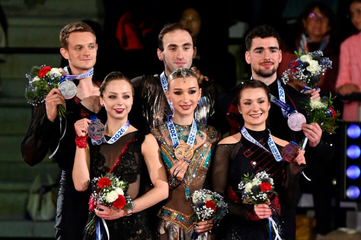 Александра Бойкова и Дмитрий Козловский на пьедестале Гран-при во Франции